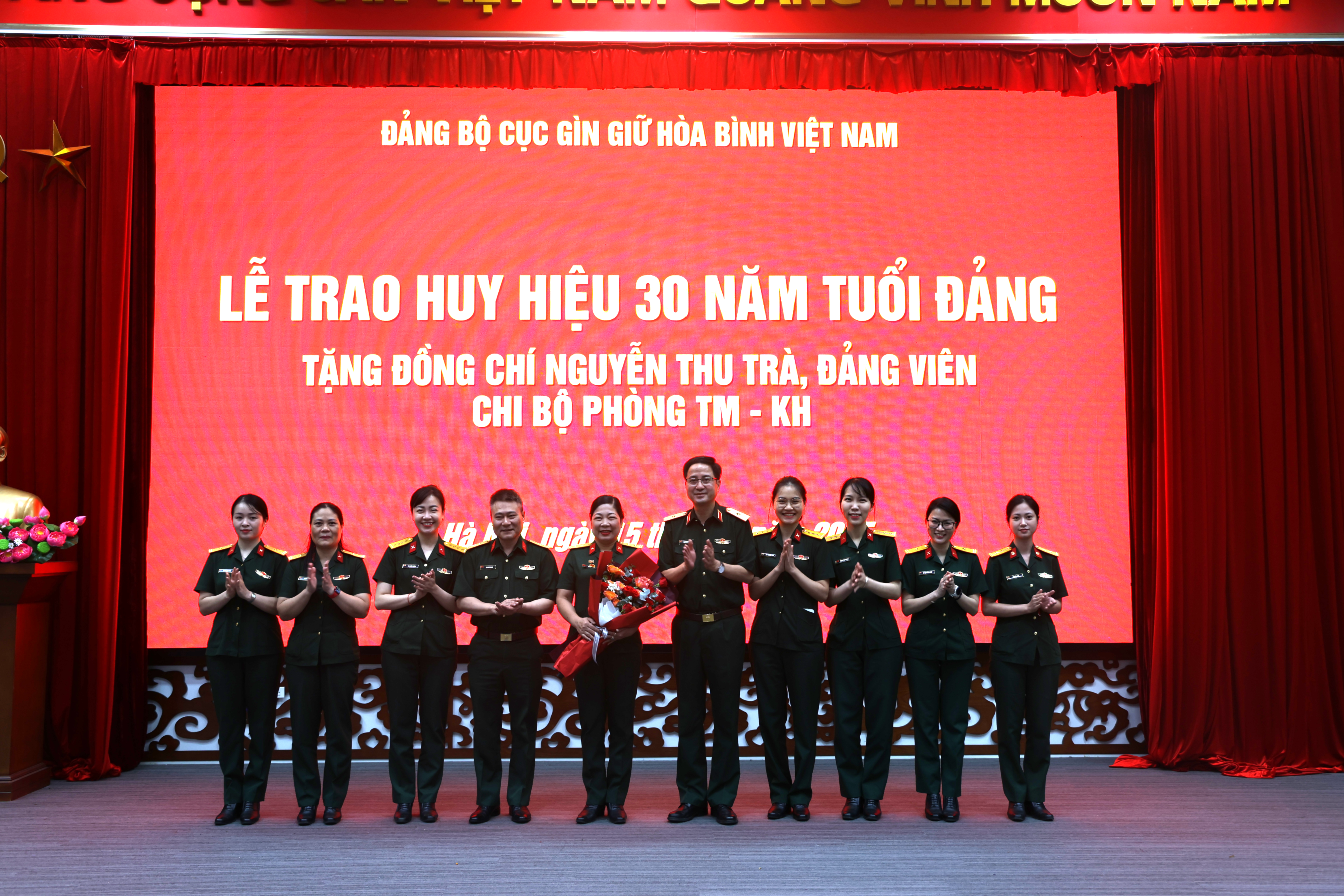 /UploadStore/admin/250515 Trao huy hieu Dang/03.png